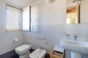 Regadera, secadora de cabello, toallas 