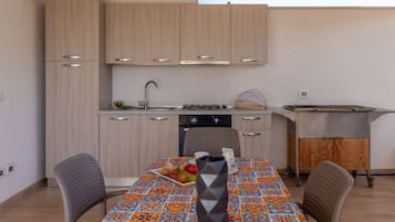Fridge, oven, stovetop, electric kettle