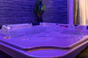 Indoor spa tub - Holiday Apartment "Saija" with Sea View, Private Veranda and Wi-Fi (Pozzallo)