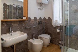 Dusj, hårføner og håndklær