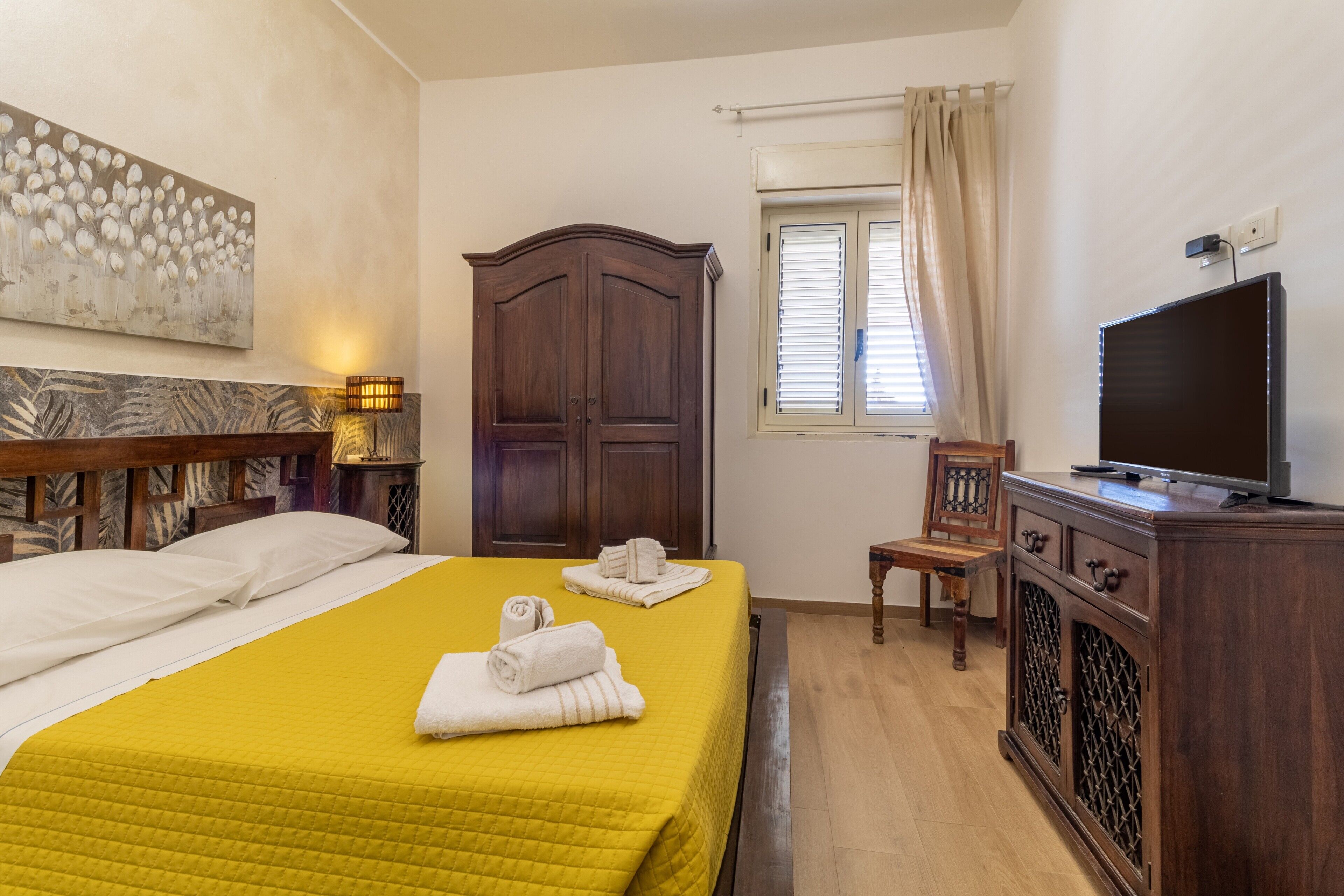 3 室のベッドルーム、WiFi (無料)、ベッドシーツ