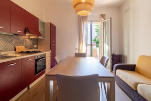 Kjøleskap, ovn, kokeplater og kaffetrakter/tekoker