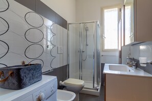 Shower, hair dryer, towels - Apartment with Garden and Pool View, Private Veranda (Pozzallo)