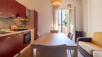 Kühlschrank, Ofen, Herdplatte, Wasserkocher mit Kaffee-/Teezubehör