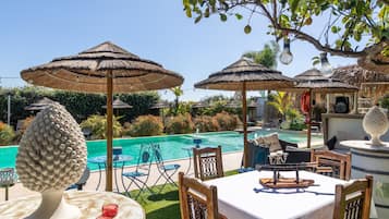 Una piscina cubierta, una piscina climatizada
