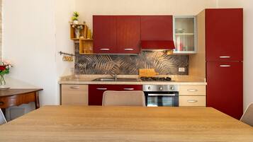 Réfrigérateur, four, plaque de cuisson, cafetiÚre/bouilloire