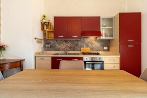 Réfrigérateur, four, plaque de cuisson, cafetiÚre/bouilloire