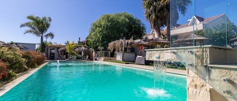 Innendørsbasseng og et oppvarmet basseng