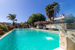 Een binnenzwembad en een verwarmd zwembad