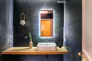 Bathtub, hair dryer, towels - Sicilian Villa "La Vittoria" with Sea View, Pool & Wi-Fi (Trecastagni)