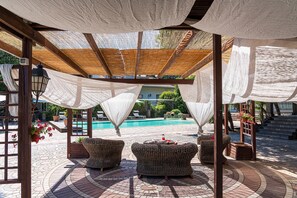 Outdoor dining - Sicilian Villa "La Vittoria" with Sea View, Pool & Wi-Fi (Trecastagni)