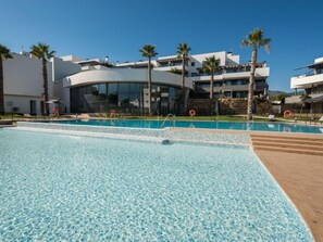 Een binnenzwembad en een verwarmd zwembad