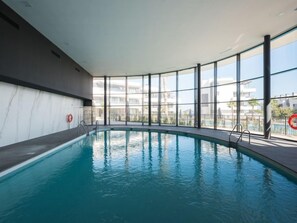 Una piscina cubierta, una piscina climatizada