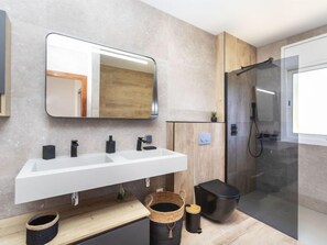 Een haardroger, handdoeken