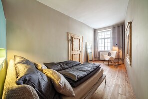 2 室のベッドルーム、アイロン / アイロン台、WiFi (無料)、ベッドシーツ
