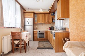 ثلاجة، ميكروويف، فرن، موقد طهي مسطح