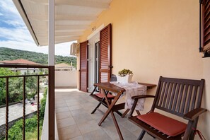 Outdoor dining - "Lakis Apartment" with Sea View, Garden, Terrace & Wi-Fi (Meganisi)