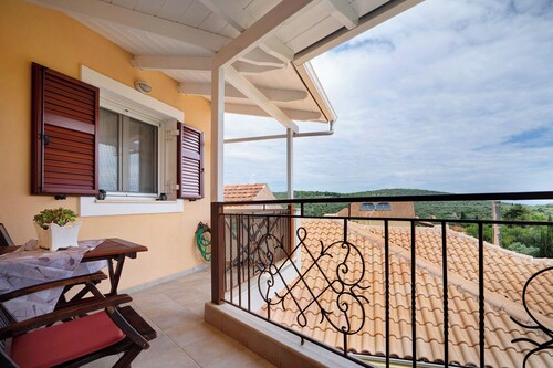 "Lakis Apartment" with Sea View, Garden, Terrace & Wi-Fi