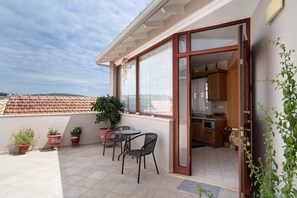 Outdoor dining - "Lakis Apartment" with Sea View, Garden, Terrace & Wi-Fi (Meganisi)