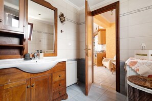 Bathtub, free toiletries, towels - "Lakis Apartment" with Sea View, Garden, Terrace & Wi-Fi (Meganisi)