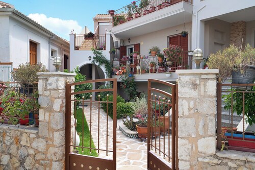 "Lakis Apartment" with Sea View, Garden, Terrace & Wi-Fi