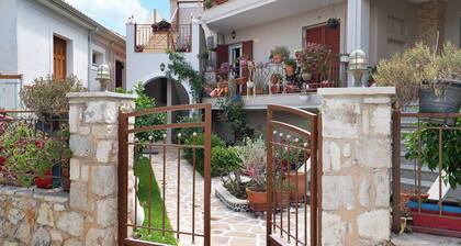 "Lakis Apartment" with Sea View, Garden, Terrace & Wi-Fi