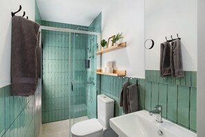 Shower, hair dryer, towels