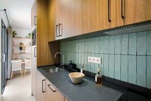 Jääkaappi, mikroaaltouuni, liesi, kahvin-/teenkeitin