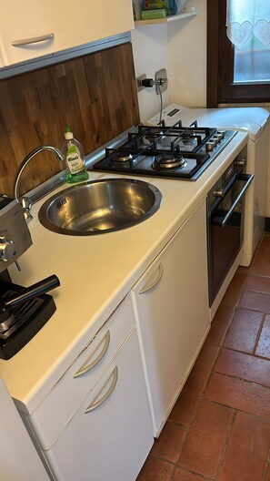 Frigorifero, microonde, forno, piano cottura