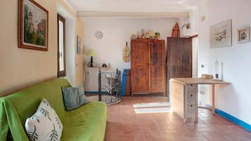 TV, caminetto, impianto stereo