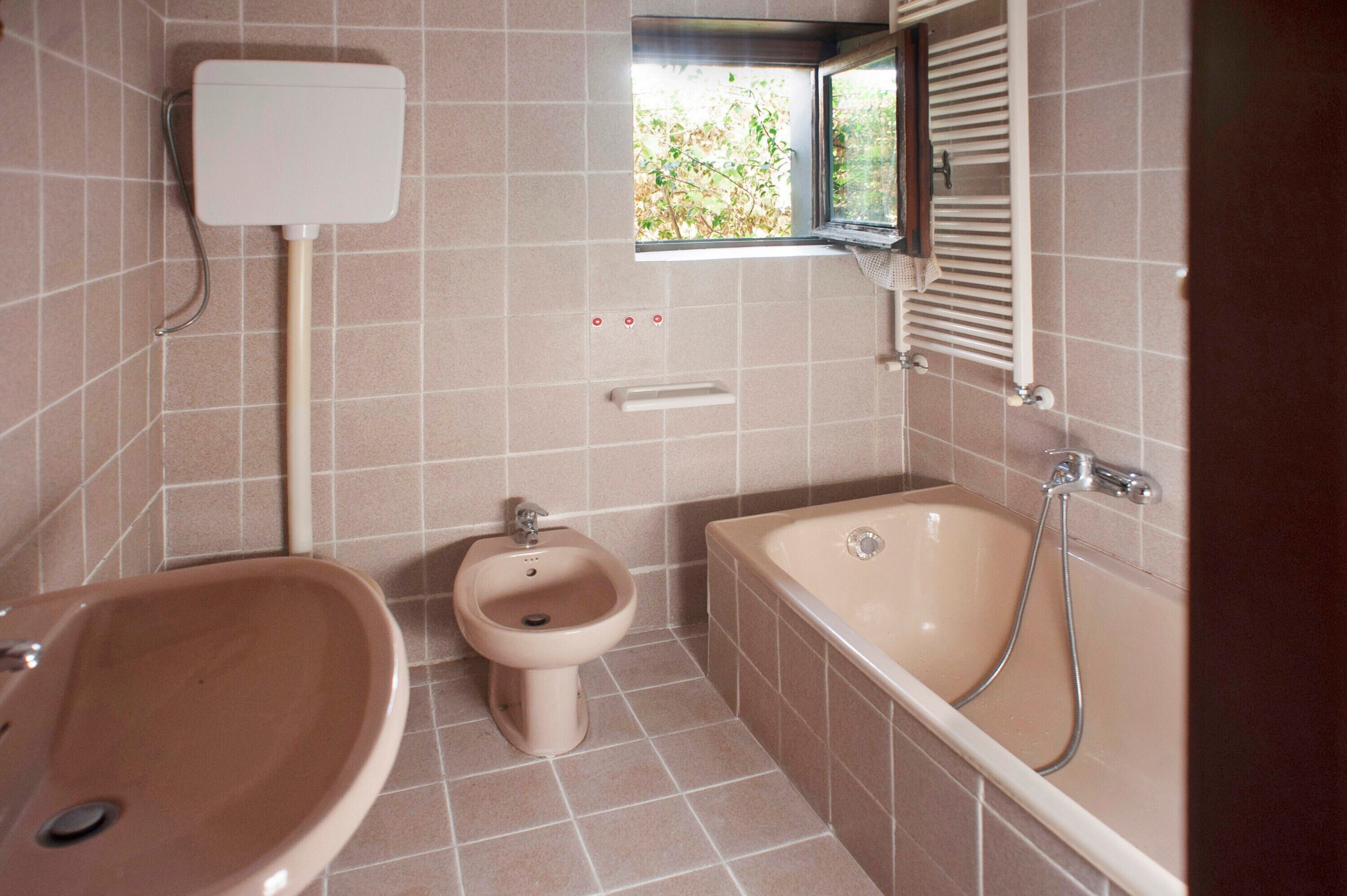 Badewanne, Haartrockner, Handtücher