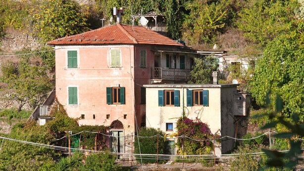 A two-story building with a red-tiled roof, green shutters, and a balcony. - Holiday Home "Seroa 1" with Sea View, Shared Terrace and Wi-Fi (Vernazza SP)