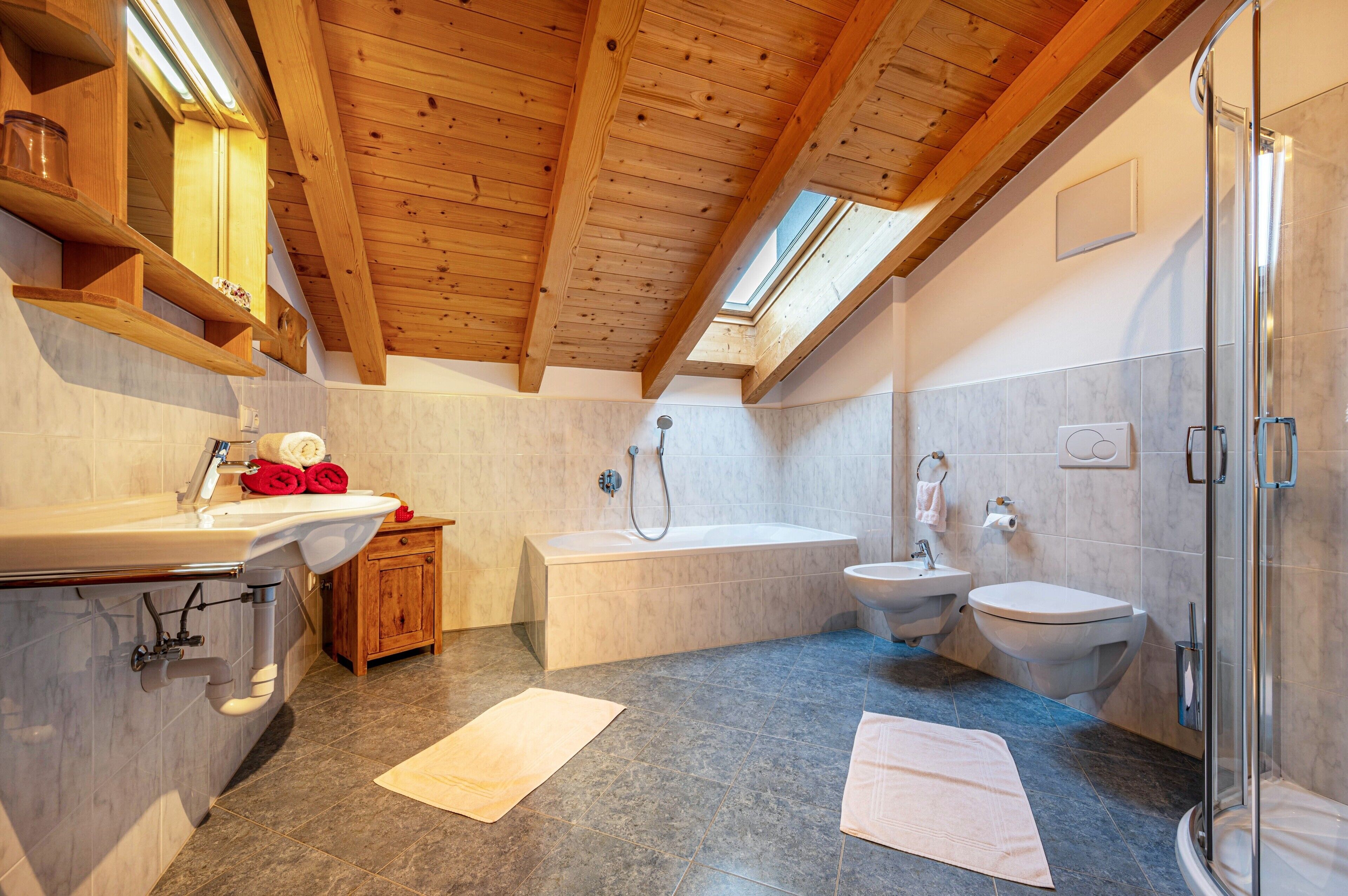 Een douche, een haardroger, handdoeken