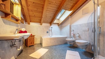 Een douche, een haardroger, handdoeken