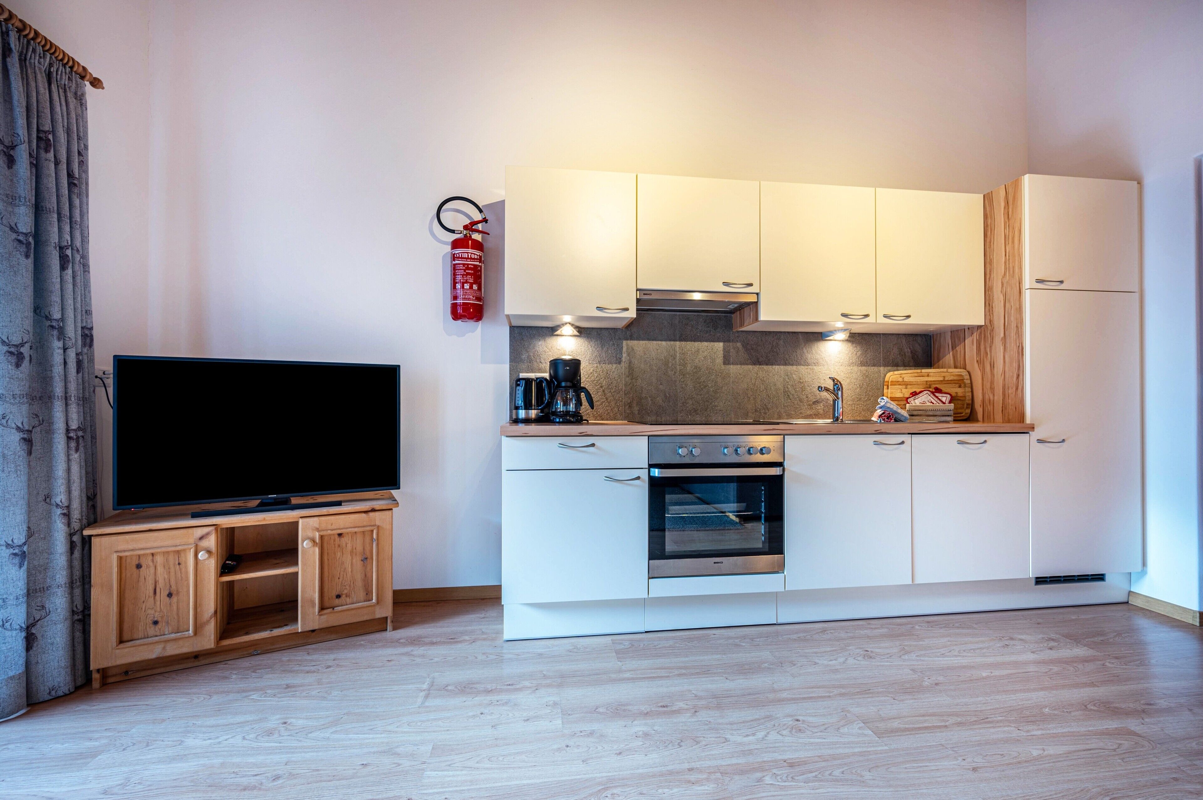 Frigorifero, forno, piano cottura, lavastoviglie