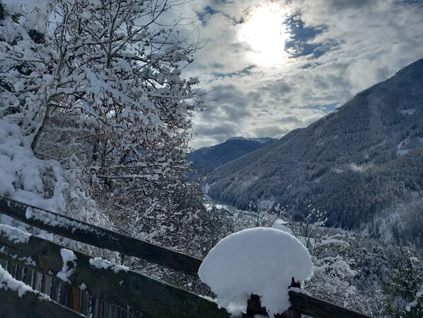 A snow-covered landscape with a mountain in the background and a wooden fence in the foreground. - Holiday Apartment "Raffreiderhof Apt Zirbe" with Mountain View, Pool & Wi-Fi (Luson)