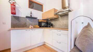 Frigorifero, forno, piano cottura, macchina per tè/caffè