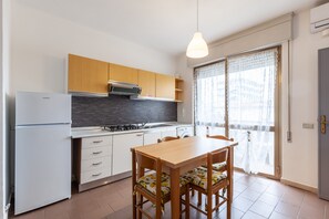 Fridge, oven, stovetop, cookware/dishes/utensils - Holiday Home "Residence Caravel" with Sea View & Balconies (Lido di Camaiore)