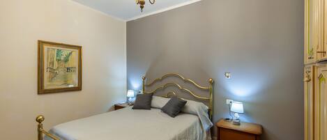 2 bedrooms, bed sheets