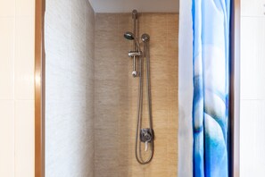 Een douche, een haardroger, handdoeken