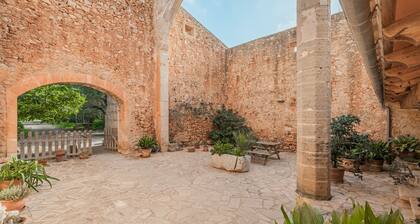 Finca "Can Miquel des Revellar" avec vue sur les montagnes, piscine et Wi-Fi.