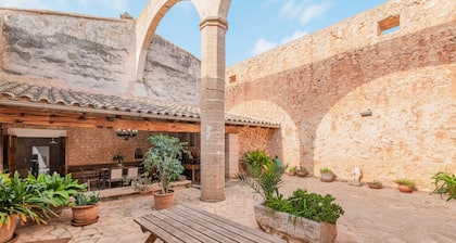 Finca "Can Miquel des Revellar" mit Bergblick, Pool und WLAN