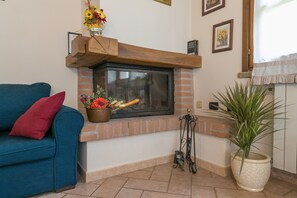 Interior - Holiday Home "Stupendo Rustico in Pietra" with Pool & Wi-Fi (Castellina Marittima)