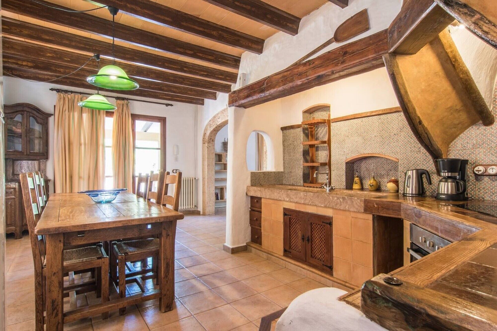 Kühlschrank, Herdplatte, Wasserkocher mit Kaffee-/Teezubehör, Hochstuhl