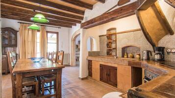 Kühlschrank, Herdplatte, Wasserkocher mit Kaffee-/Teezubehör, Hochstuhl