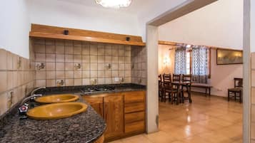 Refrigerador, parrilla de estufa, cafetera y tetera y periquera