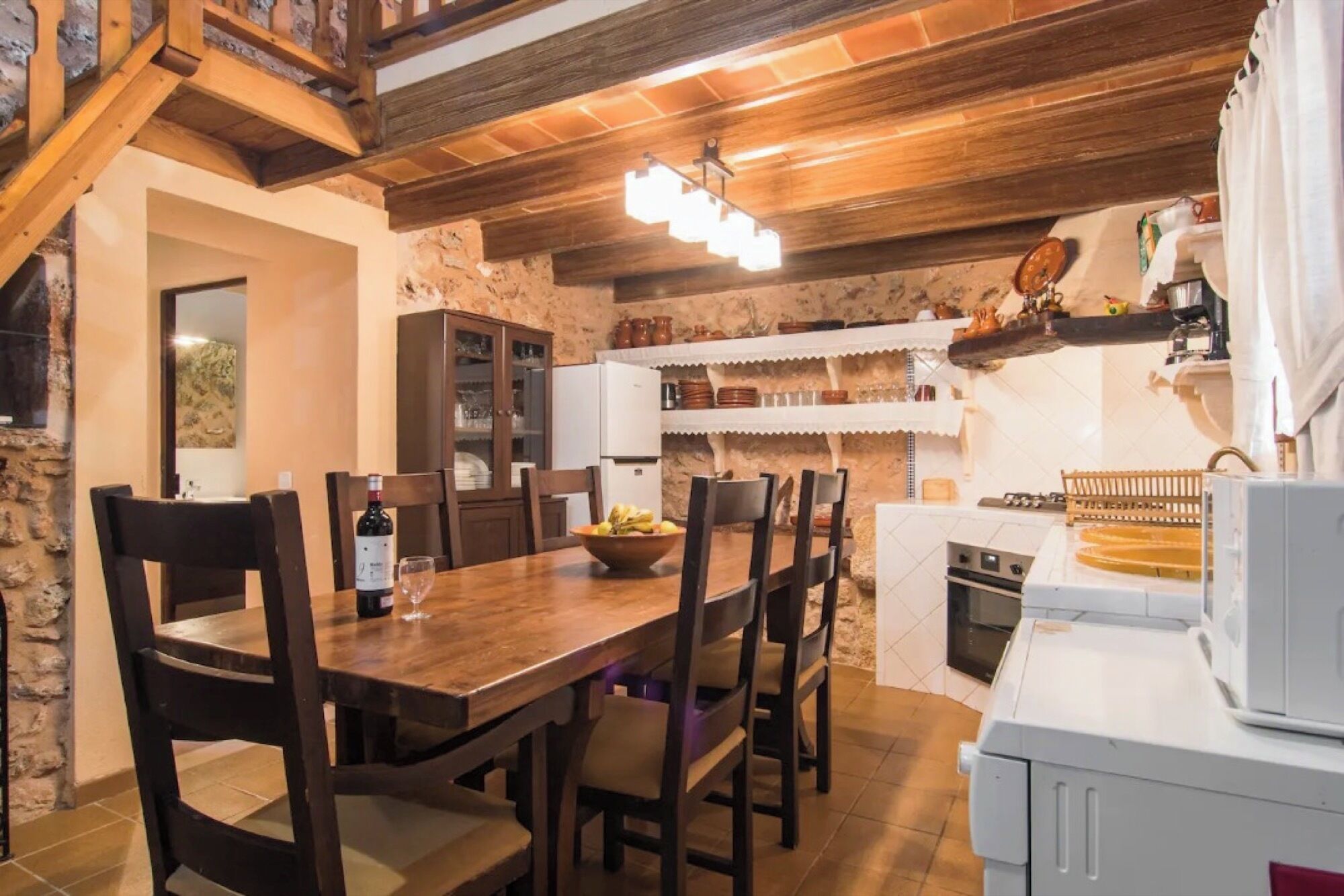 Een koelkast, een oven, een koffiezetapparaat/waterkoker