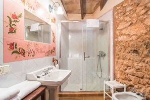 Baignoire, sèche-cheveux, serviettes fournies