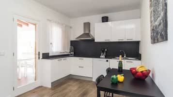 Fridge, oven, dishwasher, coffee/tea maker
