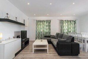TV - Vacation Home "Anglesos" with Private Terraces, Private Pool & Wi-Fi (Can Picafort)